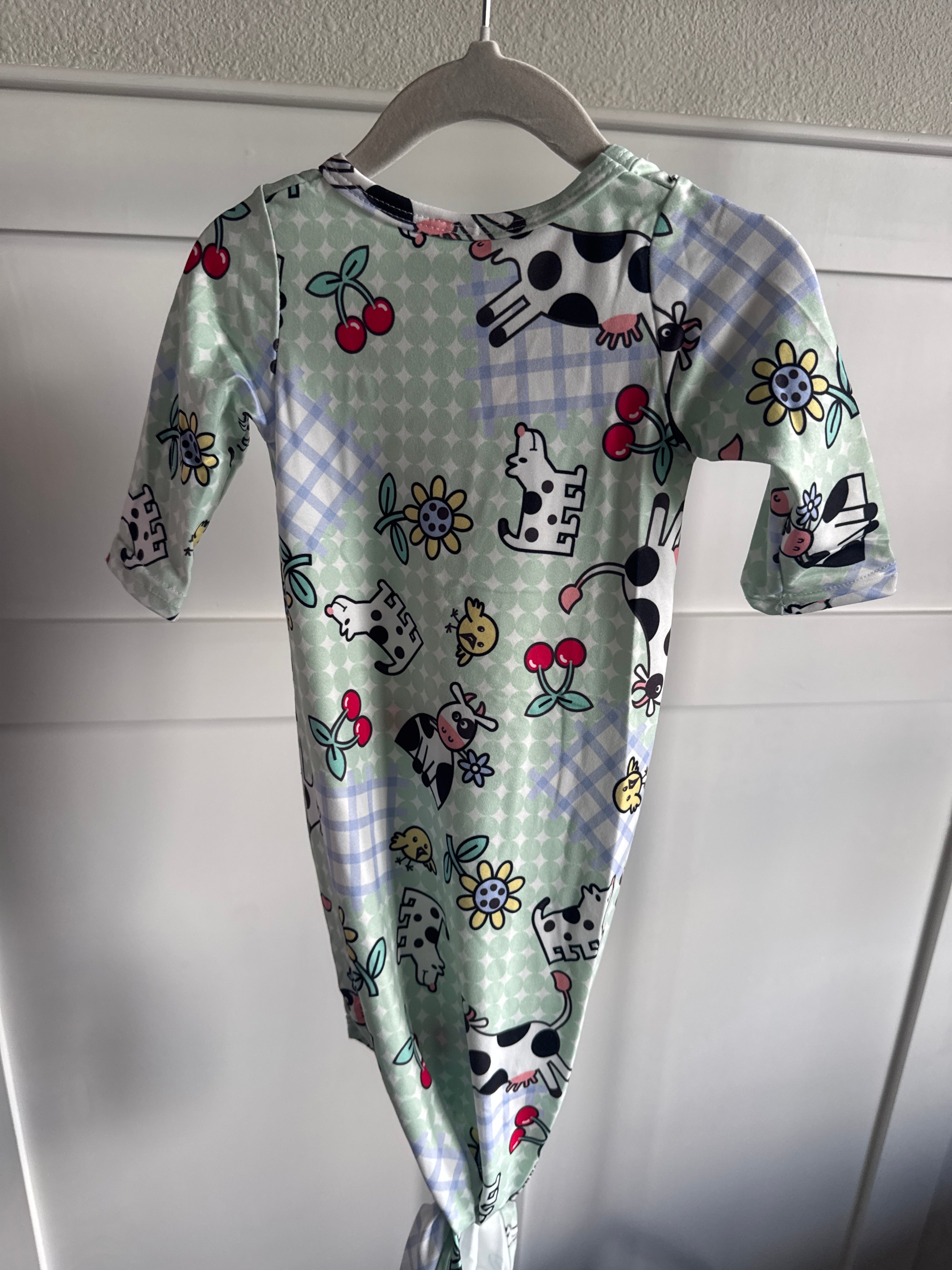 One size infant tie up gown